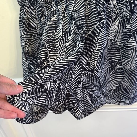 Lumiere Deep V-Neck Leaf Print Romper - Picture 3 of 6